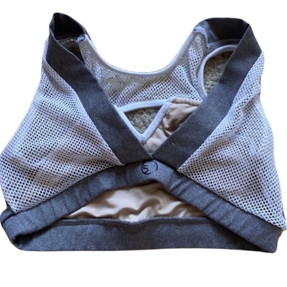 Five Dancewear set: gray & white v neck top & matching bottoms w mesh inserts. - Picture 4 of 6